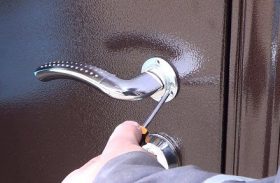 Замена дверной ручки металлической двери в Иркутске