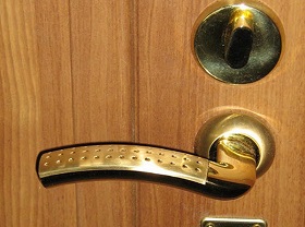 Замена дверной ручки входной двери в Иркутске