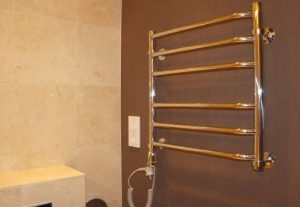Установка электрического полотенцесушителя в ванной в Иркутске